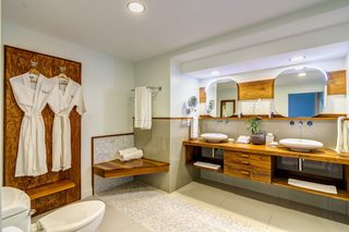 Pool Suites