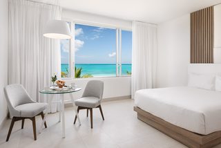 Oceanfront Grand Studio (2 Queens)